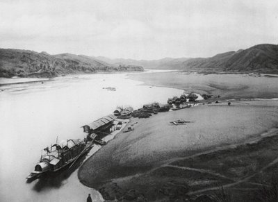 Kuei kiang, Kuangsi, Río Kuei, Barcos junto a las orillas (foto b/n) de Ernst Boerschmann