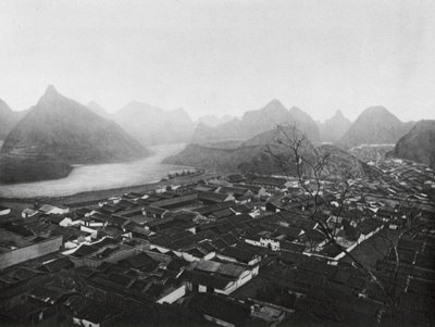 Kueilinfu, Kuangsi, Kueilin, la capital provincial, Vista al noroeste (foto b/n) de Ernst Boerschmann