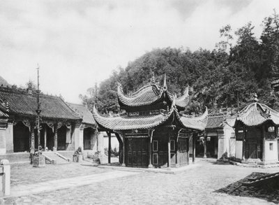 Miao tai tze, Shensi, Patio Principal del Monasterio (foto en blanco y negro) de Ernst Boerschmann