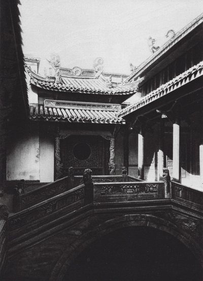 Ningpo, Fukien hui kuan, Chekiang, explanada del Fukien Club (foto en blanco y negro) de Ernst Boerschmann
