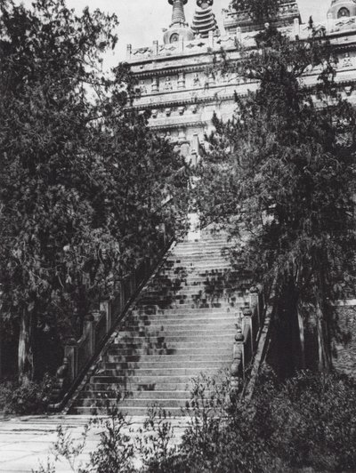 Pekín, Si shan, Pi yun sze, Chihli, Colinas occidentales cerca de Pekín, Escalinata de la Pagoda de Mármol (foto en blanco y negro) de Ernst Boerschmann