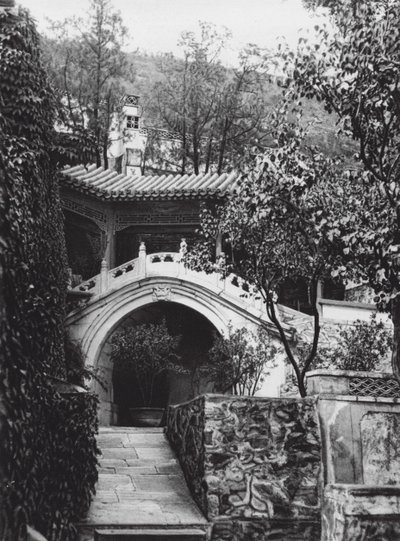 Pekín, Si shan, Shih tze wo, Chihli, Jardín del monasterio en las montañas occidentales (fotografía en blanco y negro) de Ernst Boerschmann