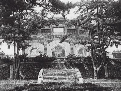 Pekín, Si shan, Tsing i yuan, Chihli, Puerta acristalada de colores en las colinas occidentales cerca de Pekín (foto en b/n) de Ernst Boerschmann
