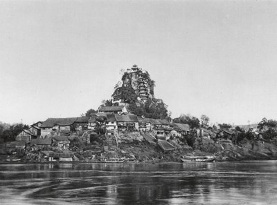 Shih pao chai, Wan yin shan, Szechuan, Pueblo y Roca Sagrada a orillas del Yangtsé (foto b/n) de Ernst Boerschmann