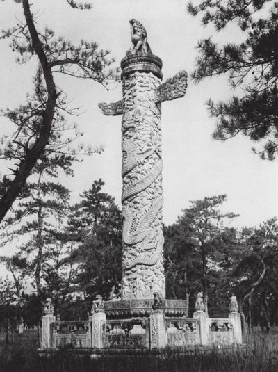 Siling, Chihli, Columna en el Camino de los Espíritus (foto b/n) de Ernst Boerschmann