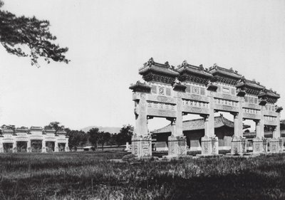 Siling, Chihli, Tumbas Imperiales Occidentales de la Dinastía Manchú, Entrada principal (fotografía en blanco y negro) de Ernst Boerschmann