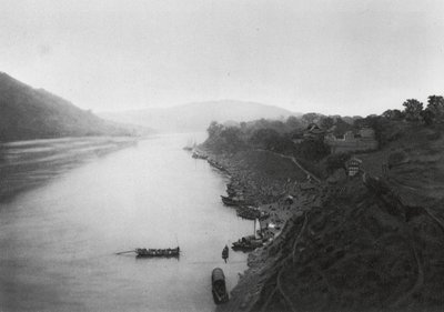 Suchoufou, Szechuan, Vista desde la ciudad remontando el río Min (foto en blanco y negro) de Ernst Boerschmann