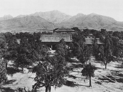 Taianfu, Tai miao, Shantung, Vista del Monte Sagrado Tai shan sobre el Gran Templo al norte (foto b/n) de Ernst Boerschmann