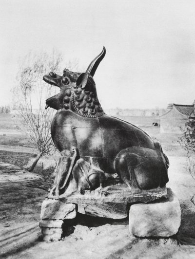 Taiyuanfu, Shansi, Unicornio de bronce custodiando el río Fen (foto en blanco y negro) de Ernst Boerschmann