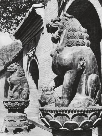 Taiyuanfu, Ta pei sze, Shansi, Leones de bronce a la entrada del templo (foto en blanco y negro) de Ernst Boerschmann
