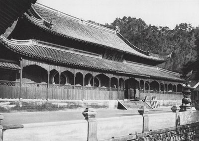 Tien tung sze, Chekiang, Sala principal del Monasterio del Niño Celestial, cerca de Ningpo (foto en blanco y negro) de Ernst Boerschmann
