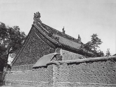 Tsing yang shu, Shantung, Sala con relieves de terracota vidriada en el Templo de la Diosa Tai shan (foto b/n) de Ernst Boerschmann
