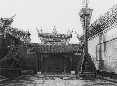 Tzeliutsing, Shansi hui kuan, Szechuan, Patio interior con entrada lateral y asta de bandera en el Club Shansi (fotografía en blanco y negro). de Ernst Boerschmann