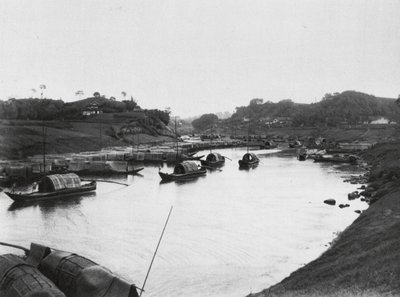 Tzeliutsing, Szechuan, Barcos salineros en el distrito industrial de los saladeros (foto b/n) de Ernst Boerschmann