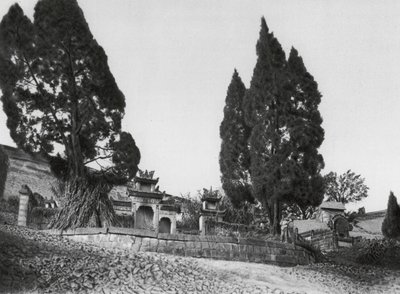 Wanhien, Kiao ting shan, Szechuan, Tumba en la ladera de la colina de Kiao ting, cerca de Wanhien (foto b/n) de Ernst Boerschmann