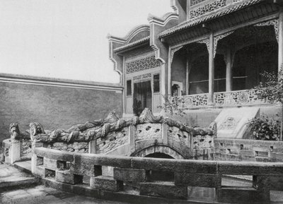Wanhien, Wen miao, Szechuan, Patio con estanque y puente del dragón en el Templo de Confucio en Wanhien (foto en blanco y negro) de Ernst Boerschmann