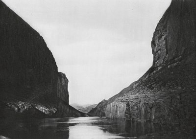 Yangtzekiang, Feng siang kou, Szechuan, El desfiladero de Bellows por debajo de Kuelchoufu, Vista río arriba (foto b/n) de Ernst Boerschmann