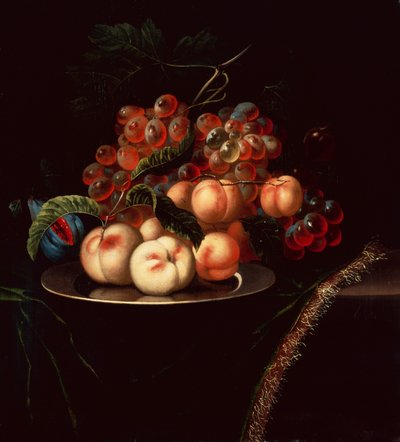 Duraznos en un Plato de Peltre con Uvas y un Higo en un Ledge Draped de Ernst Stuven