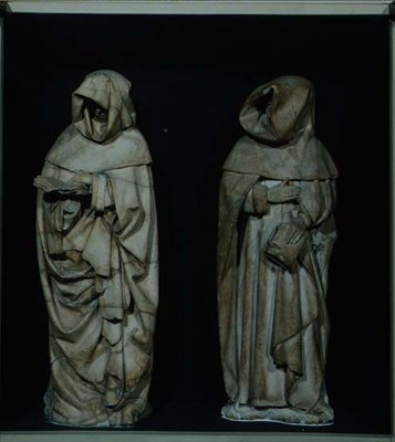 Dos dolientes, de la tumba del Duque de Berry en la Catedral de Bourges de Etienne and Mosselmann Paul (fl.1467) Bobillet