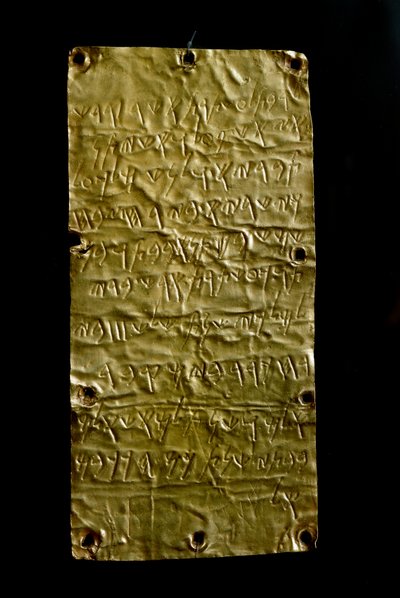 Antigüedad etrusca: láminas de Pyrgi en oro grabadas con inscripciones fenicias dedicadas a la diosa Astarté. Finales del siglo VI-comienzos del siglo V a.C. Dim. 19.3 cm Roma, Museo Nacional de Villa Giulia de Etruscan