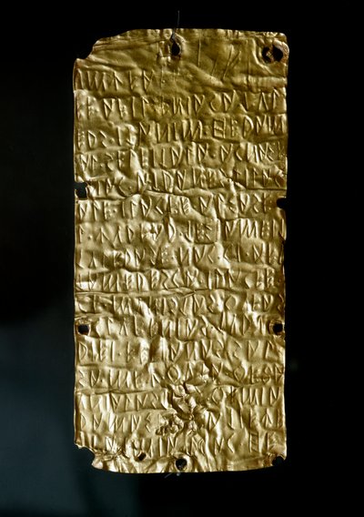 Antigüedad etrusca: tablillas (láminas) de Pyrgi en oro grabadas con inscripciones en lengua etrusca dedicadas a la Diosa Unida. Finales del siglo VI-principios del siglo V a.C. Dim. 18.5 cm Roma, Museo Nacional de Villa Giulia de Etruscan