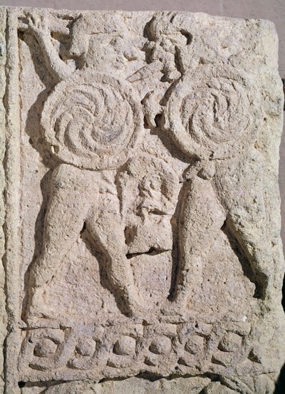 Detalle de una lápida con dos guerreros de Etruscan