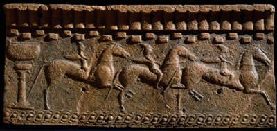 Arte etrusco: friso decorado de caballeros de un conjunto arquitectónico en Murlo. Siglo VI a.C. Murlo, Antiquarium Municipal, Italia de Etruscan
