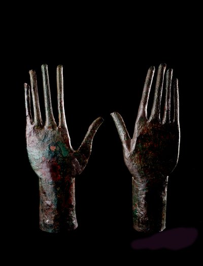 Arte etrusco: dos manos - Estatuillas de bronce - 680-670 a.C. Dim H 23,5 cm De la tumba del Carro de bronce, Vulci de Etruscan