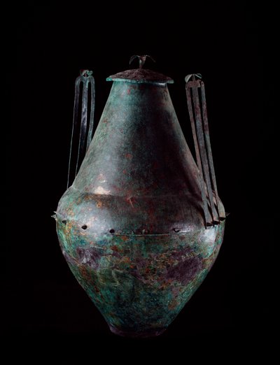 Civilización etrusca: jarrón bicónico de bronce con doble asa y tapa de la tumba del tanque de bronce en Vulci, 680-670 a.C. de Etruscan