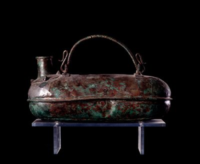 Civilización etrusca: askos de bronce de la tumba del Carro de Bronce en Vulci, 680-670 a.C. de Etruscan