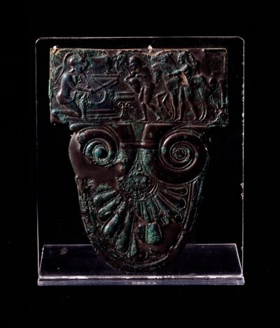 Civilización etrusca: placa de bronce que hace referencia al mito de Troilo 520 a.C. Dim 15x11,7 cm de Etruscan