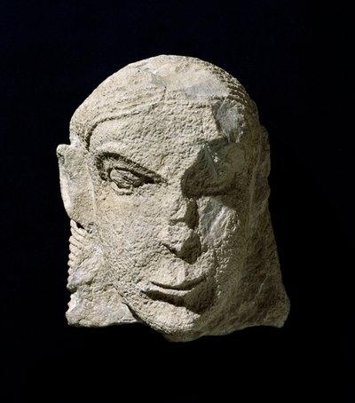 Civilización etrusca: cabeza de mujer de piedra caliza. 650 a.C. aprox. Del túmulo de la Pietrera di Vetulonia. Florencia, Museo Arqueológico de Etruscan