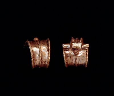 Civilización etrusca: par de pendientes de oro - Siglo VI a.C. De Pescia, cerca de Roma de Etruscan