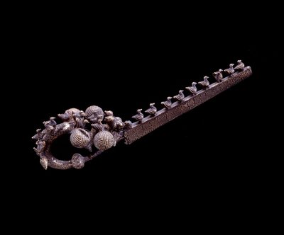 Civilización etrusca: fíbulas de dragón de plata de la necrópolis de Banditella, Marsigliana d