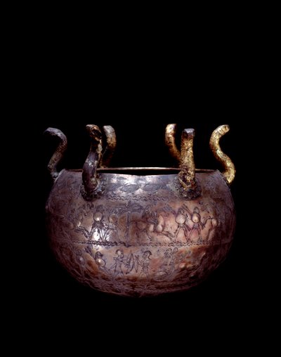 Civilización etrusca: pequeño jarrón de plata con serpientes de la tumba principesca llamada Bernardini en Preneste de Etruscan