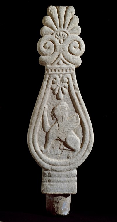 Civilización etrusca: estela sepulcral en gres decorada con la silueta de un león alado de Londa en Italia. 550-500 a.C. Florencia, Museo Arqueológico de Etruscan