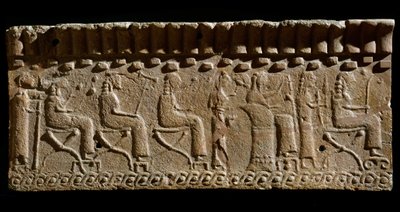 Civilización etrusca: friso de terracota adornado con bajorrelieves de divinidades y dignatarios sentados. 580 a.C. Dim. 24x54 cm. Del Palacio de Murlo. Murlo, Antiquarium Comunale de Etruscan
