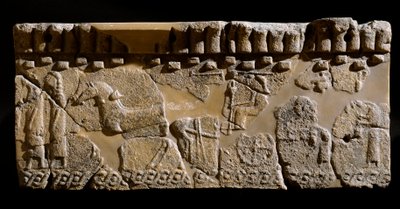 Civilización etrusca: friso de terracota decorado con un cortejo. Siglo VI a.C. Del segundo palacio de Murlo. Dim. 24x39 cm Murlo, Antiquarium Comunale de Etruscan