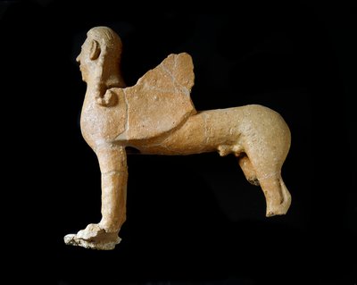 Civilización etrusca: esfinge de terracota. 550-530 a.C. Del 2º Palacio de Murlo. Depositi Soprintendenza Archeologica dell