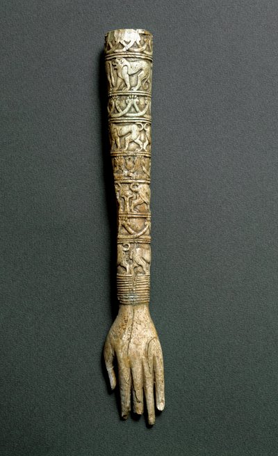 Antigüedad etrusca: brazo delantero o asa de flabelum (abanico litúrgico) en marfil. De la tumba Barberini en Preneste (Palestrina). Siglo VII a.C. Roma, Museo Nacional de Villa Giulia de Etruscan