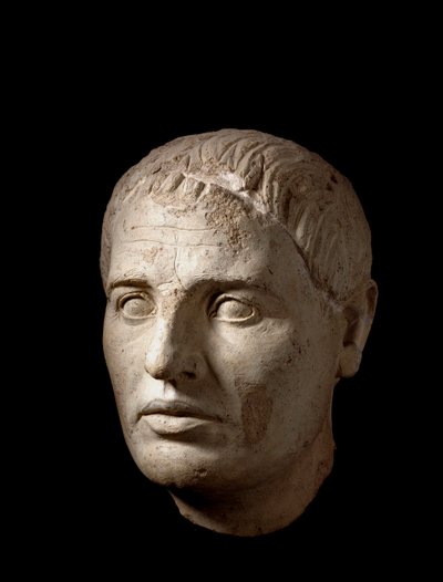 Cabeza de un hombre, en arcilla clara, siglo II a.C. de Etruscan