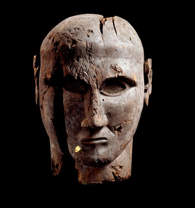 Cabeza de un hombre, escultura de madera con rastros de oro, siglo VII a.C. de Etruscan