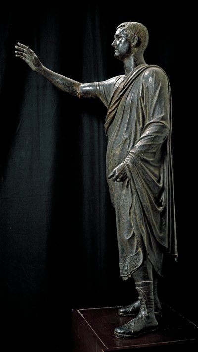 Arte etrusco romano: estatua de bronce de Aulo Metello llamado el Orador - 80 a.C., de Pila cerca de Perugia, Dim. 179 cm - Florencia, Museo Arqueológico - Retrato de Aule Metele también conocido como El Orador - Bronce romano-etrusco de Etruscan