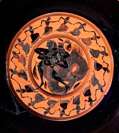 Kylix de terracota que representa a Hércules luchando con Tritón, rodeado por diecisiete nereidas danzantes, siglo VI a.C. de Etruscan
