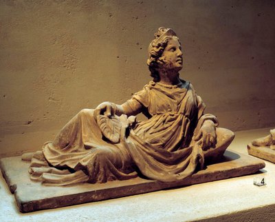 Arte etrusco: tapa de urna funeraria que representa a la esposa del difunto sosteniendo un abanico. Del monumento funerario de Chiusi (Toscana, Italia). Siglo II d.C. París, Museo del Louvre de Etruscan Etruscan
