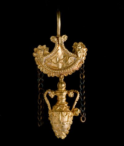Arte etrusco: pendiente de oro. Siglo III a.C. De Cerveteri. Dim. 3,4 cm Roma, Museo de Villa Giulia de Etruscan Etruscan
