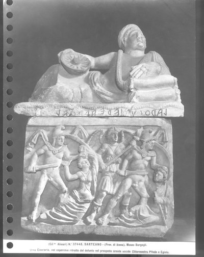 Orestes matando a Clitemnestra y Pílades matando a Egisto, urna cineraria de Etruscan Etruscan
