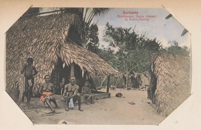 Cimarrones frente a su casa Surinam Bushnegro, Datra (médico) en Boven Cottica (título sobre el objeto) de Eugen Klein