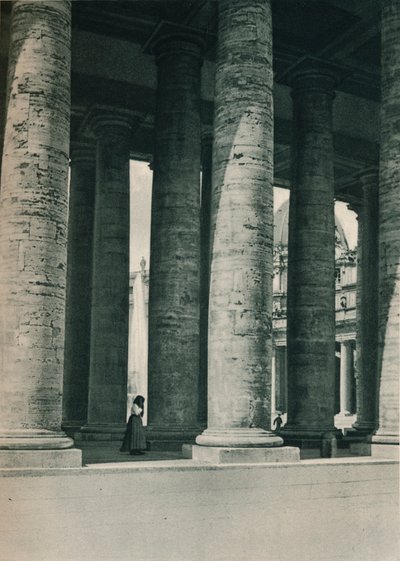 Parte de la columnata en la Plaza de San Pedro, Roma, Italia, c. 1926-1927 de Eugen Poppel