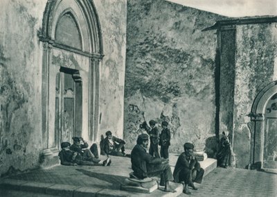 Descansando fuera de una iglesia, Taormina, Sicilia, Italia, 1927 de Eugen Poppel